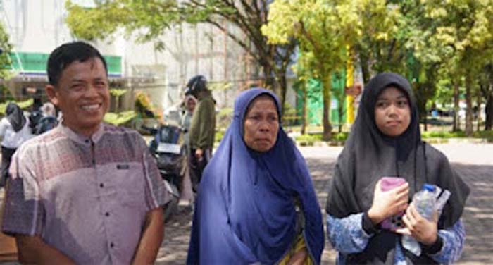 Nabila Aulia, salah satu peserta UTBK-SNBT 2026 di UNP didampingi orang tua.