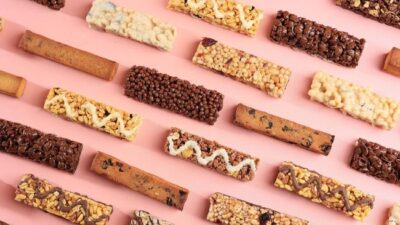 Protein bar jadi salah satu makanan yang punya label sehat, tapi kamu harus tetap hati-hati saat mengonsumsinya.