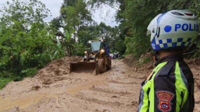 Proses Pembersihan Longsor Masih Berlangsung, Jalur Pasaman-Bukittinggi Buka Tutup