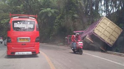 Bus Alami Rem Blong di Panorama I Sitinjau Lauik, Lalu Lintas Sempat Macet.