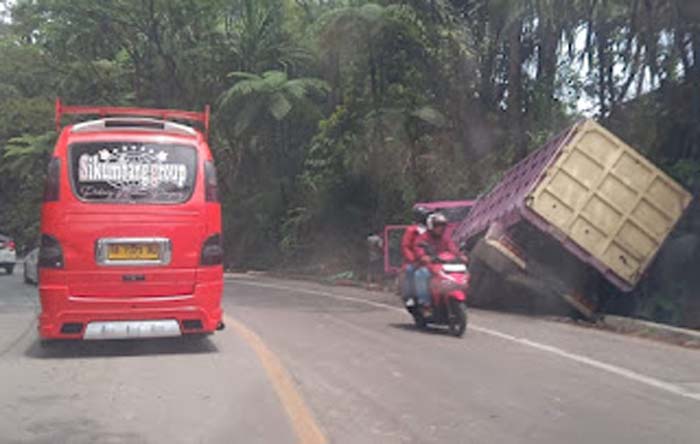Bus Alami Rem Blong di Panorama I Sitinjau Lauik, Lalu Lintas Sempat Macet.