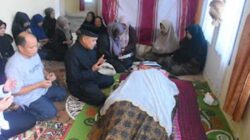 Bupati Agam, Benni Warlis, melayat ke kediaman almarhumah