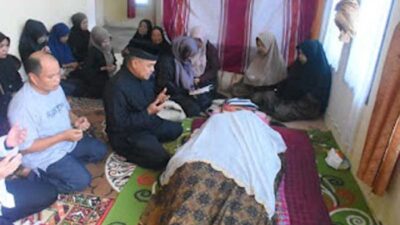 Bupati Agam, Benni Warlis, melayat ke kediaman almarhumah