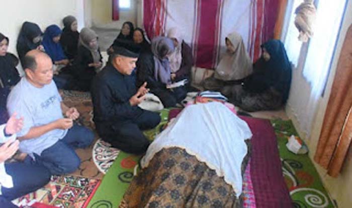 Bupati Agam, Benni Warlis, melayat ke kediaman almarhumah