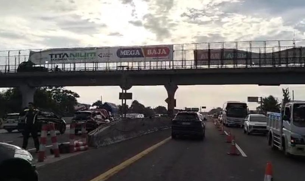 Jasamarga Transjawa Tol pkan rekayasa lalu lintas contraflow di KM 55 hingga 47 Tol Jakarta-Cikampek (Japek) arah Jakarta, Minggu (5/4/2026) sore.