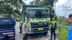 Kecelakaan Maut di Solok, Pemotor Tewas Usai Tabrakan dengan Truk di Jalan Licin.