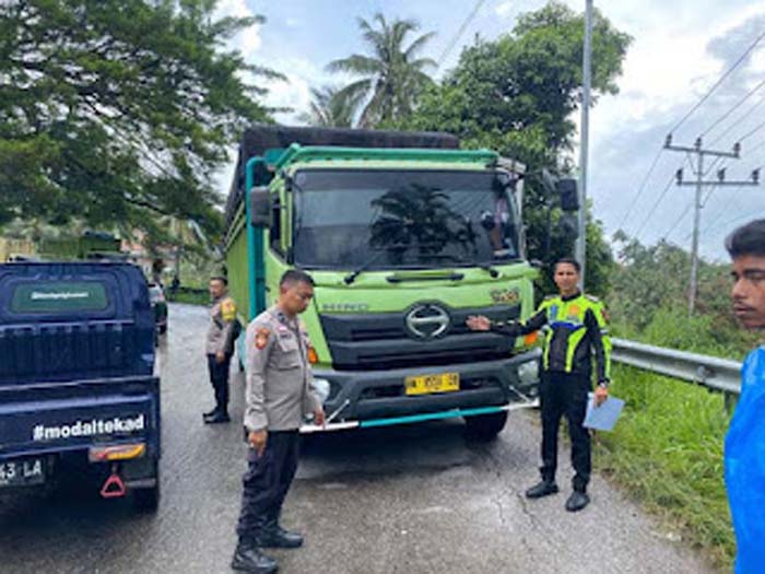 Kecelakaan Maut di Solok, Pemotor Tewas Usai Tabrakan dengan Truk di Jalan Licin.