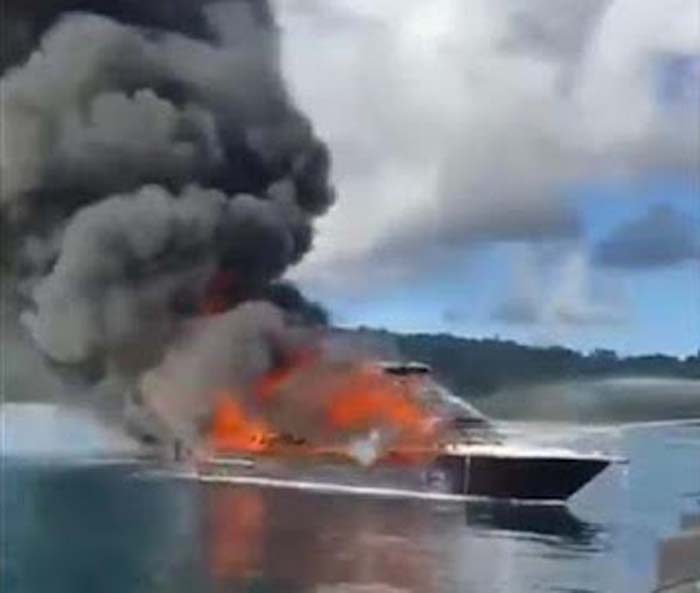 Speedboat milik perusahaan kayu terbakar.
