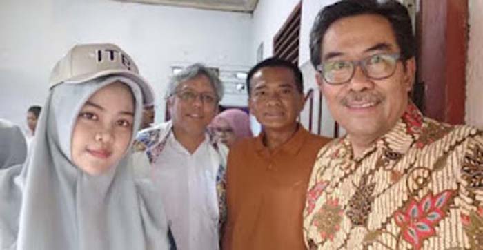 Assyifa Rahma Fiandra (17) (kiri).