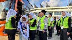Kepala Kantor Wilayah Kementerian Agama Provinsi Sumbar Mahyudin ikut melepas keberangkatan calon jamaah haji asal Kota Padang.