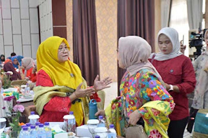Ketua TP PKK Kabupaten Agam, Ny. Merry Benniwarlis, menghadiri pertemuan para istri kepala daerah se-Sumatera Barat.