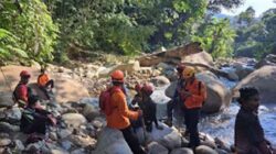 Tim SAR Makassar melakukan pencarian perempuan tersesat di hutan Palopo bersama warga