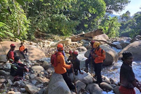 Tim SAR Makassar melakukan pencarian perempuan tersesat di hutan Palopo bersama warga