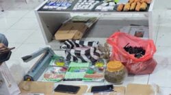 Barang Bukti ratusan paket narkotika yang berhasil diungkap.