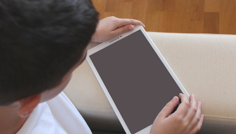 Berikut lima cara efektif yang bisa dilakukan orangtua mengatasi anak kecanduan gadget.