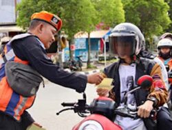 Petugas KAI Ingatkan Masyarakat Disiplin di Perlintasan Rel Padat Lalu Lintas