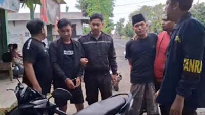 Dua pencuri motor ditangkap polisi saat asyik makan rujak.