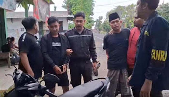Dua pencuri motor ditangkap polisi saat asyik makan rujak.