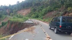 Kendaraan sedang melewati ruas jalan Padang Koto gadang-Palembayan