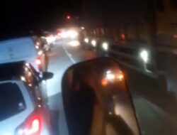 Truk Tak Kuat Menanjak, Jalur Sitinjau Lauik Lumpuh dan Antrean Mengular