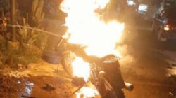 Motor terbakar di tengah jalan akibat dugaan kebocoran tangki.