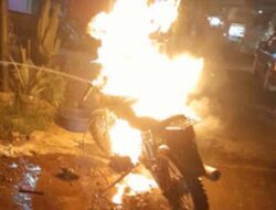 Kebakaran Motor Gegerkan Warga Jombang, Pengendara Selamat