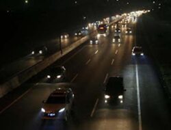 Bahaya Truk Tanpa Lampu di Tol, Pengemudi Selamat Berkat Sistem Canggih