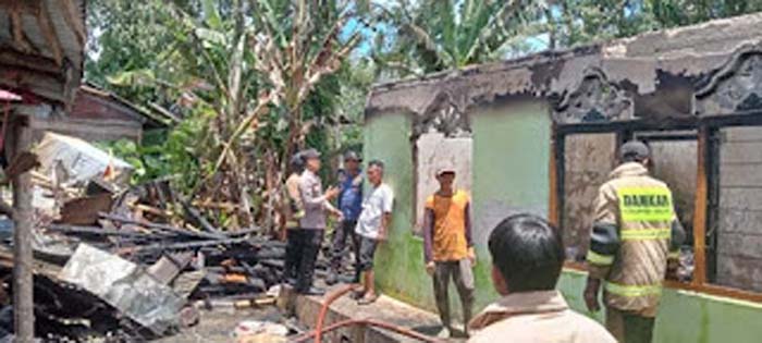 Ditinggal Bantu Tetangga Hajatan, Rumah di Solok Ludes Terbakar.