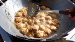 Memasak makanan dengan cara digoreng bisa menurunkan kualitas gizi sekaligus memicu risiko kesehatan dalam jangka panjang.