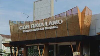 Rumah Makan Gonraya Lamo di kawasan Stasiun Lambuang atau di depan Hotel Demen.