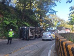 Kecelakaan Tunggal Truk di Jalur Ekstrem Padang–Solok, Polisi Lakukan Evakuasi