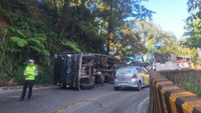 ​Gagal Menanjak, Truk Pengangkut Semen Alami Kecelakaan Tunggal.