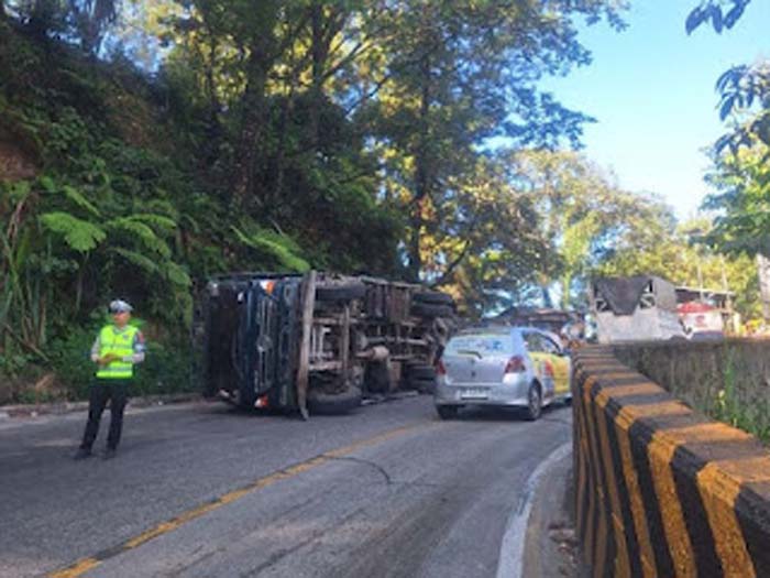 ​Gagal Menanjak, Truk Pengangkut Semen Alami Kecelakaan Tunggal.