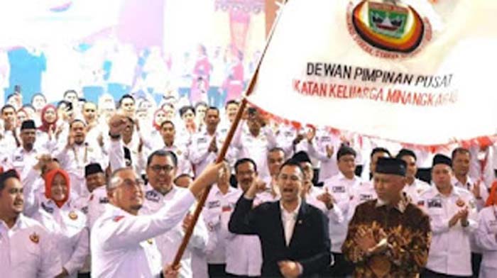 Gubernur Sumbar Mahyeldi Ansharullah menghadiri acara pengukuhan Pengurus.