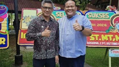 Sekretaris Tim 9, Ulul Azmi, bersama Ketum Alumni UBH terpilih Mardiansyah.