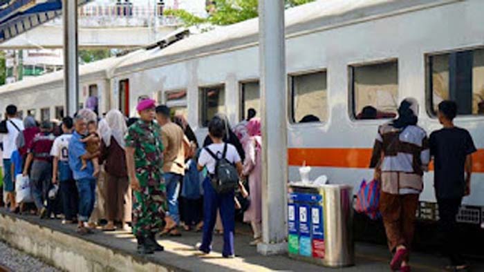 Lonjakan penumpang di Stasiun Padang.