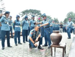 Danseskoal Pimpin Tradisi Siraman Air Bunga Kenaikan Pangkat Prajurit dan PNS Seskoal