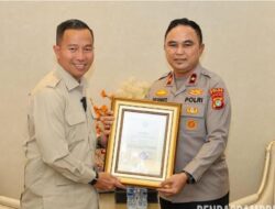 Danpaspampres Sematkan Brevet Kehormatan Setia Waspada kepada Kapolda dan Wakapolda Metro Jaya