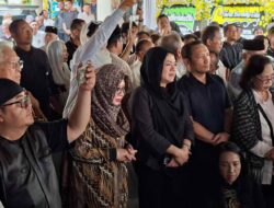 Tutut Soeharto dan Danty Rukmana Hadiri Pemakaman Indra Kartasasmita di Bekasi