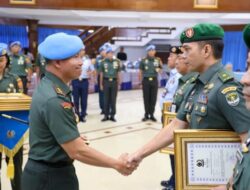 Danpaspampres Sematkan Brevet Setia Waspada kepada Asintel Kasdam Jaya dan 62 Penerima Lain
