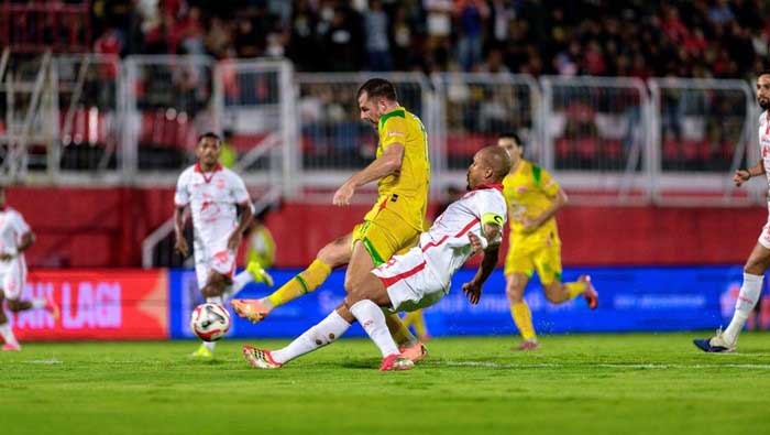 Persebaya tumbangkan Malut United 2-0.