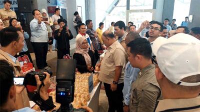 Kepala Badan Gizi Nasional (BGN), Dr.Ir.Dadan Hindaya, M.E.S, meninjau hasil produk UMKM warga Kota Padang.