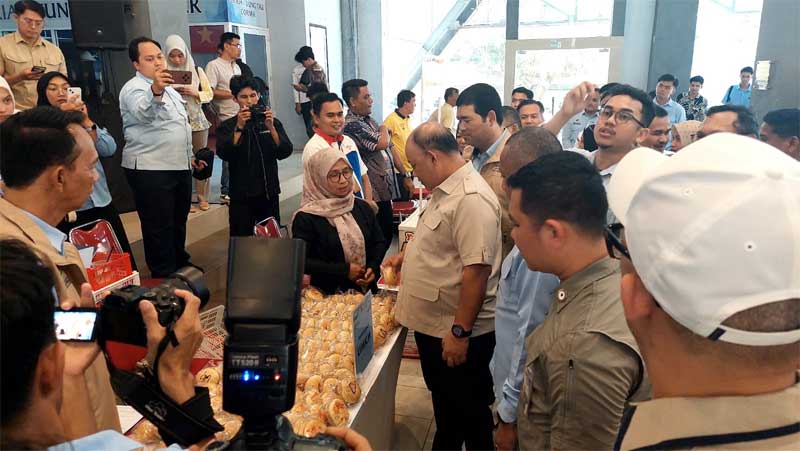 Kepala Badan Gizi Nasional (BGN), Dr.Ir.Dadan Hindaya, M.E.S, meninjau hasil produk UMKM warga Kota Padang.