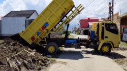 Truk membongkar tanah timbunan di lokasi fasilitas sosial (fasos) di Komplek Griya Elok-Farensa, Lubuk Begalung, Kota Padang, Rabu (22/4/2026). (dok. hendry patopang)