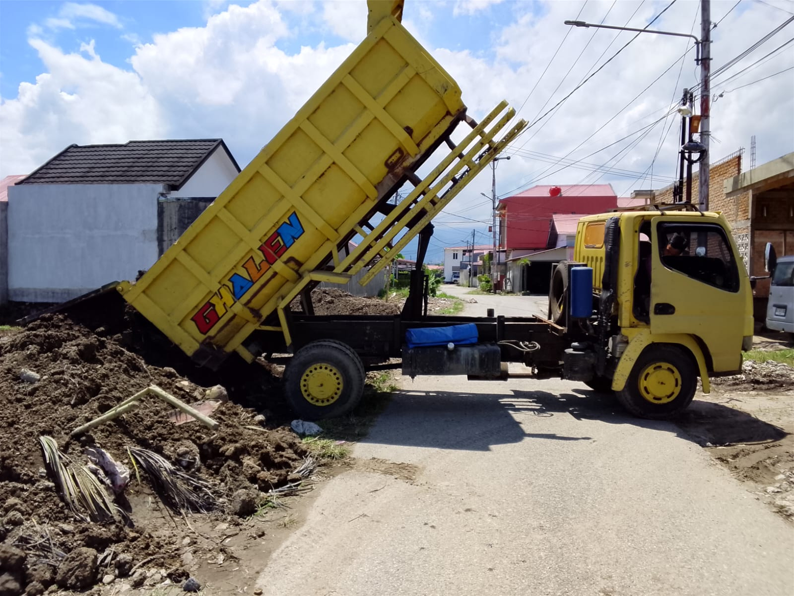 Truk membongkar tanah timbunan di lokasi fasilitas sosial (fasos) di Komplek Griya Elok-Farensa, Lubuk Begalung, Kota Padang, Rabu (22/4/2026). (dok. hendry patopang)