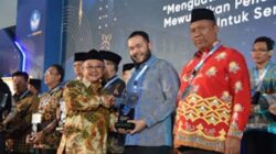 Wali Kota Padang Fadly Amran menerima penghargaan dari Kementerian.