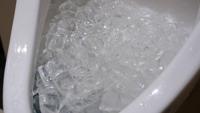 Sedang viral buang es batu ke toilet untuk bersih-bersih.