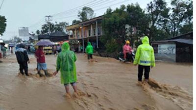 Luapan Air Genangi Jalan Surian, Akses Solok- Solsel Sempat Terganggu.