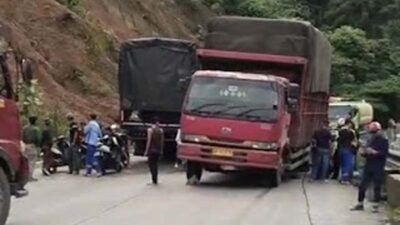 Truk Patah As di Sitinjau Lauik, Jalur Padang–Solok Lumpuh Total