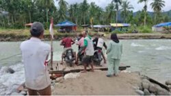 Sejumlah warga Nagari Anduriang menyeberang sungai mengunakan rakit.